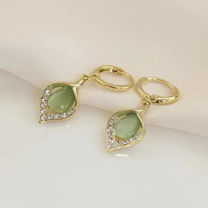 Pendientes elegantes de circonita brillante de tendencia coreana para mujer, pendientes de piedra de ojo de gato con luz de luna verde blanca, regalos de joyería para fiestas