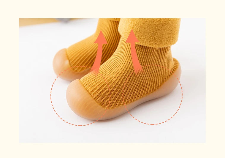 Nuevos calcetines gruesos para niños, zapatos de invierno, botas súper cálidas para bebés, zapatillas para niños y niñas, zapatos de interior para recién nacidos, calzado de suelo