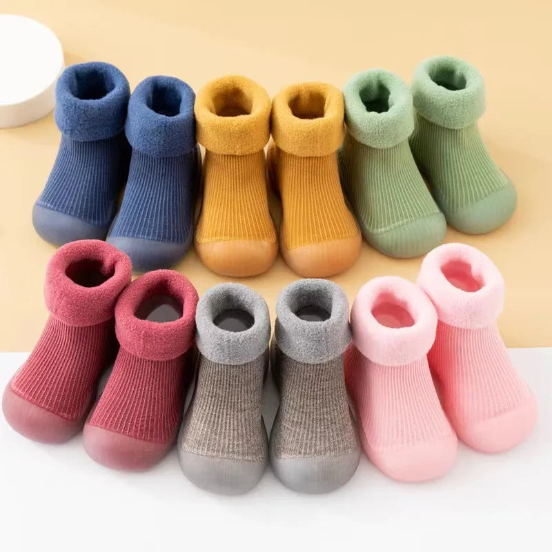 Nuevos calcetines gruesos para niños, zapatos de invierno, botas súper cálidas para bebés, zapatillas para niños y niñas, zapatos de interior para recién nacidos, calzado de suelo