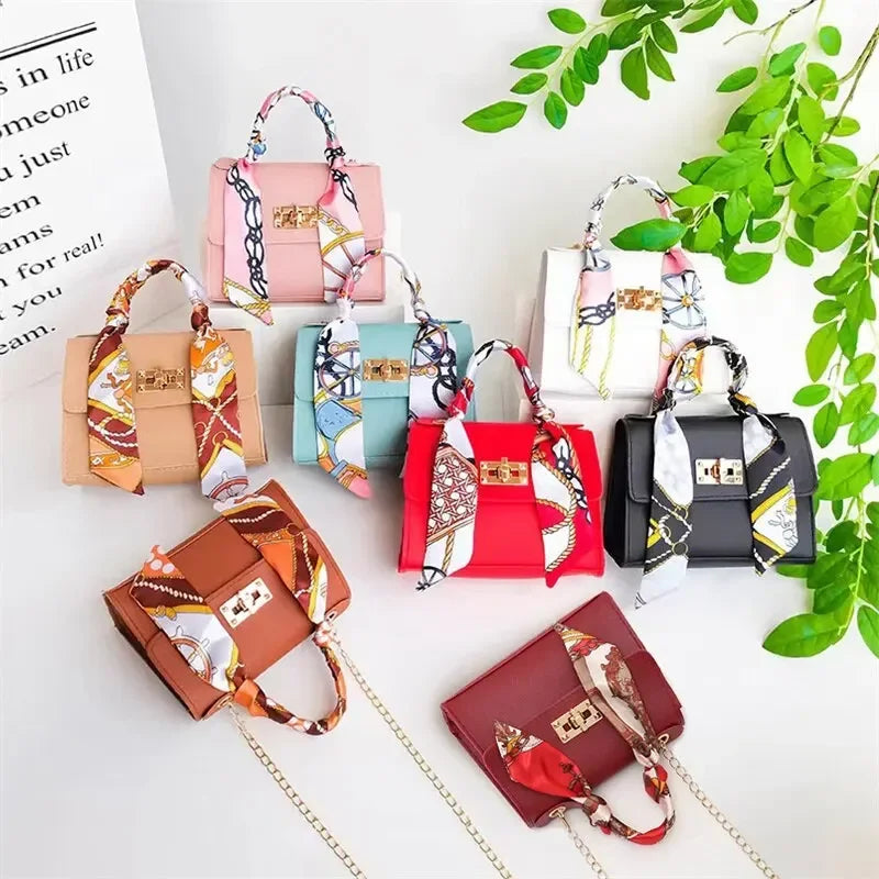 2023 New Fashion Niche Square Patterned Embossed Scarf Decoration V-pattern Tassel Lock Chain Single Shoulder Small Square Bag