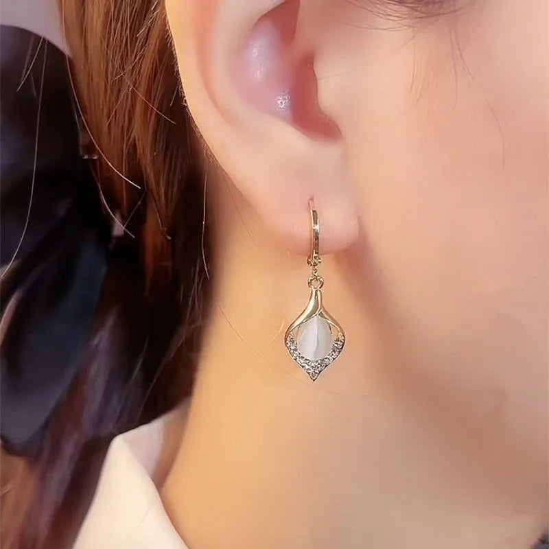 Pendientes elegantes de circonita brillante de tendencia coreana para mujer, pendientes de piedra de ojo de gato con luz de luna verde blanca, regalos de joyería para fiestas