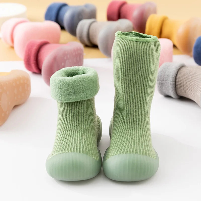 Nuevos calcetines gruesos para niños, zapatos de invierno, botas súper cálidas para bebés, zapatillas para niños y niñas, zapatos de interior para recién nacidos, calzado de suelo