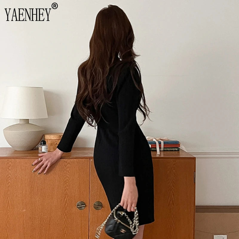 Vestido mini ajustado de punto elegante negro para mujer, vestido sexy ajustado con cuello en V y manga larga con botones cruzados en la cadera, vestido corto elegante coreano para otoño 2023