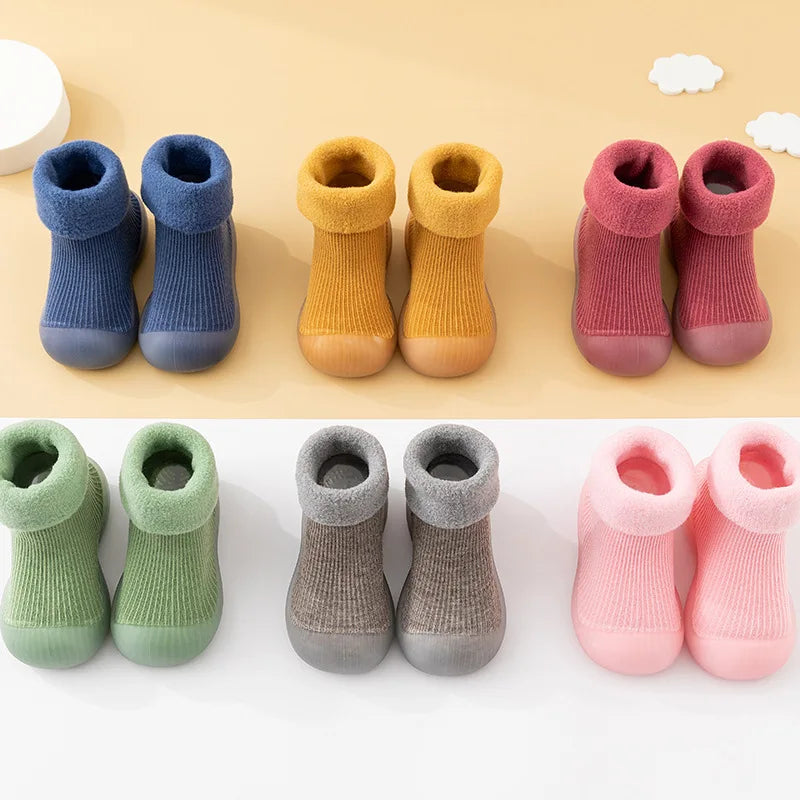 Nuevos calcetines gruesos para niños, zapatos de invierno, botas súper cálidas para bebés, zapatillas para niños y niñas, zapatos de interior para recién nacidos, calzado de suelo