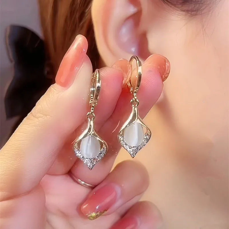 Pendientes elegantes de circonita brillante de tendencia coreana para mujer, pendientes de piedra de ojo de gato con luz de luna verde blanca, regalos de joyería para fiestas