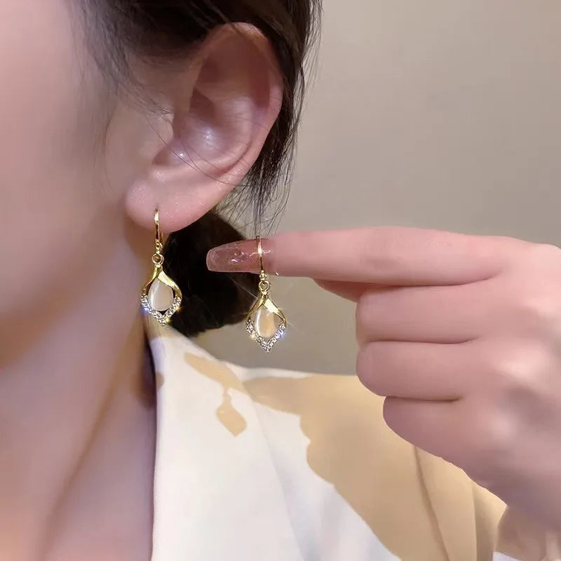 Pendientes elegantes de circonita brillante de tendencia coreana para mujer, pendientes de piedra de ojo de gato con luz de luna verde blanca, regalos de joyería para fiestas