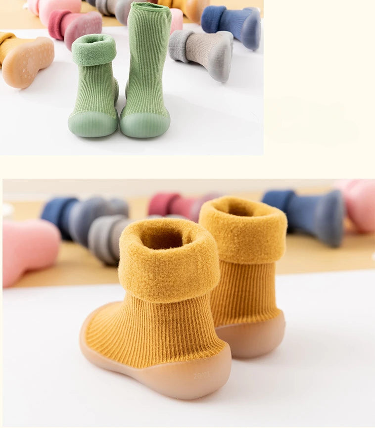 Nuevos calcetines gruesos para niños, zapatos de invierno, botas súper cálidas para bebés, zapatillas para niños y niñas, zapatos de interior para recién nacidos, calzado de suelo