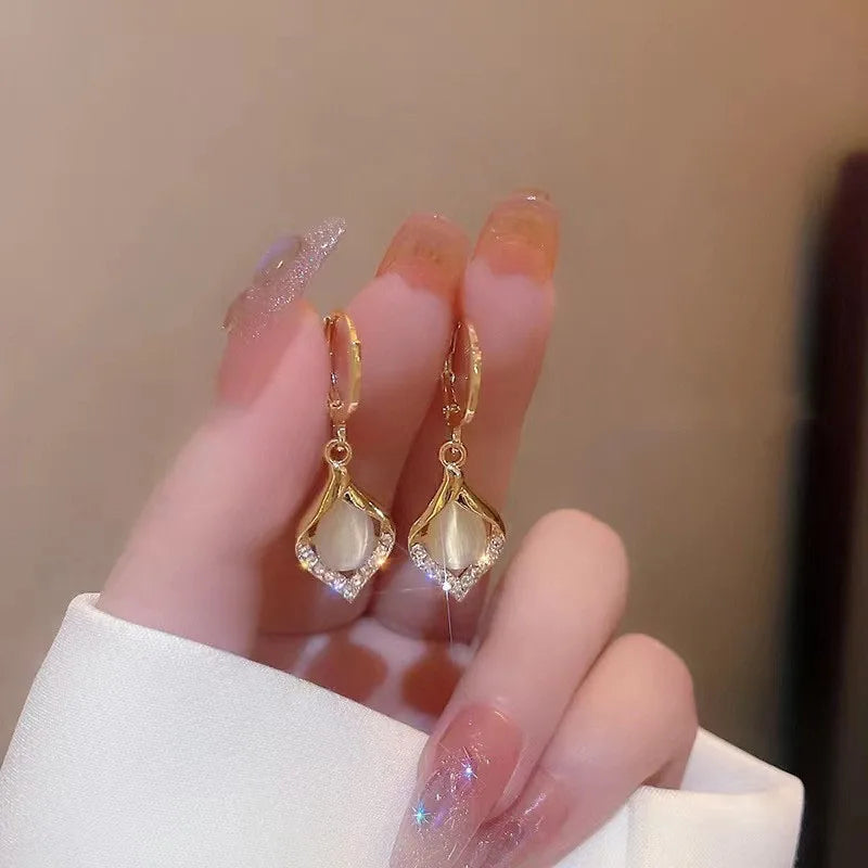 Pendientes elegantes de circonita brillante de tendencia coreana para mujer, pendientes de piedra de ojo de gato con luz de luna verde blanca, regalos de joyería para fiestas